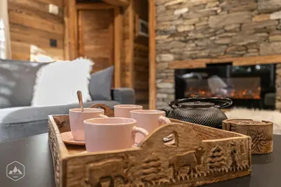 Coin salon dans l'établissement Chalet Les Cocales - Séjour et nuitées - Appartement Pin Cembro