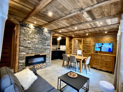 Télévision ou salle de divertissement dans l'établissement Chalet Les Cocales - Séjour et nuitées - Appartement Pin Cembro
