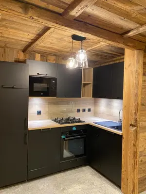 Cuisine ou kitchenette dans l'établissement Chalet Les Cocales - Séjour et nuitées - Appartement Pin Cembro