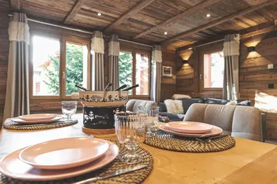 Coin salon dans l'établissement Chalet Les Cocales - Séjour et nuitées - Appartement Pin Cembro