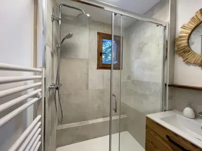 Salle de bains dans l'établissement Le Bouquetin 73