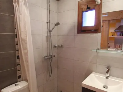Salle de bains dans l'établissement Studio accueillant 4 pers. proche centre Champagny - FR-1-464-196