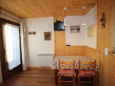 Télévision ou salle de divertissement dans l'établissement Studio accueillant 4 pers. proche centre Champagny - FR-1-464-196
