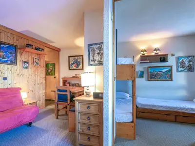 Un ou plusieurs lits dans un hébergement de l'établissement Studio confortable avec WiFi, 4-5 pers, hameaux des Richardes - FR-1-519-34