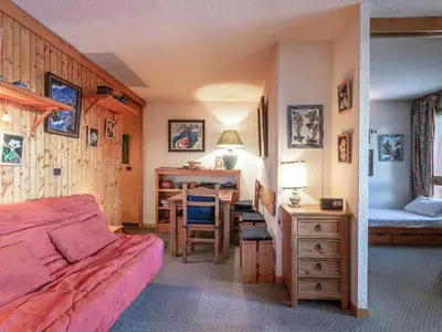 Un ou plusieurs lits dans un hébergement de l'établissement Studio confortable avec WiFi, 4-5 pers, hameaux des Richardes - FR-1-519-34