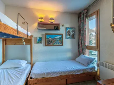 Un ou plusieurs lits dans un hébergement de l'établissement Studio confortable avec WiFi, 4-5 pers, hameaux des Richardes - FR-1-519-34