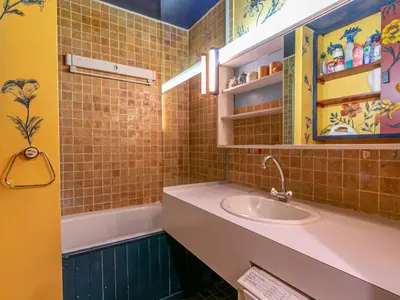 Salle de bains dans l'établissement Studio confortable avec WiFi, 4-5 pers, hameaux des Richardes - FR-1-519-34