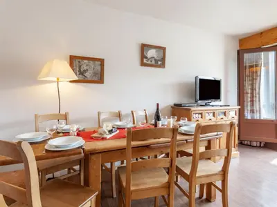 Télévision ou salle de divertissement dans l'établissement Apartment Le Bec Rouge - Le Lac-8 by Interhome