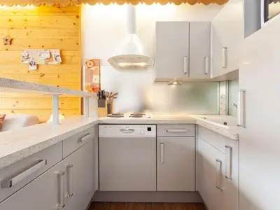 Cuisine ou kitchenette dans l'établissement Apartment Le Bec Rouge - Le Lac-8 by Interhome
