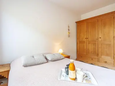 Un ou plusieurs lits dans un hébergement de l'établissement Apartment Le Bec Rouge - Le Lac-8 by Interhome