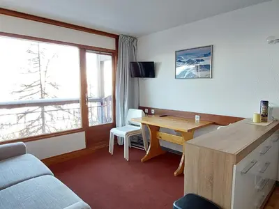 Télévision ou salle de divertissement dans l'établissement Appartement 2 pièces pour 4 pers. à Arc 1800, balcon et cuisine équipée - FR-1-411-840
