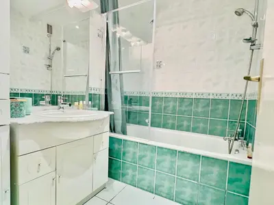 Salle de bains dans l'établissement Charmant 2 pièces avec WIFI proche des pistes à Tignes - FR-1-411-843