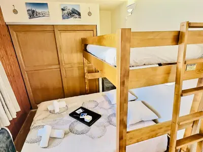 Un ou plusieurs lits dans un hébergement de l'établissement Charmant 2 pièces avec WIFI proche des pistes à Tignes - FR-1-411-843