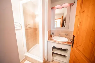 Salle de bains dans l'établissement Big Tartiflat, Arc 1950, 2 bed ski-in ski-out