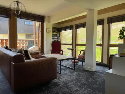 Coin salon dans l'établissement Chartreux rénové 2024 - T4 Duplex Rénové 100m2 traversant Vue Lac - Fibre, Golf