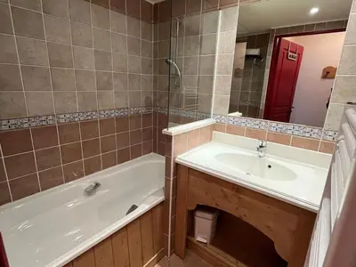 Salle de bains dans l'établissement Appartement 6 pers, pied de pistes avec WiFi et parking - FR-1-508-256