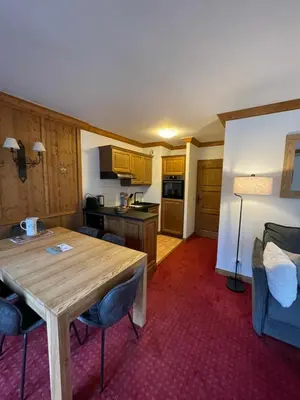 Cuisine ou kitchenette dans l'établissement Arc 1950 - Appt 2CH - 6 pers - Rés 5* luxe - Piscine, sauna, hamman, jacuzzi - Classé 5 cristaux Paradiski