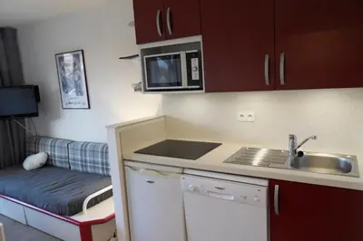 Cuisine ou kitchenette dans l'établissement Résidence Callisto - Appartement agréable · Accès direct aux pistes · Vue pistes et balcon MAE-9524