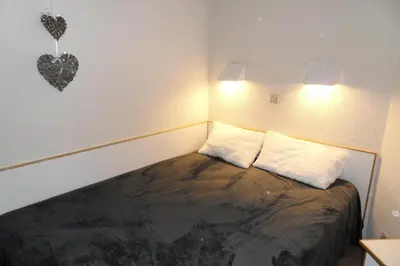 Un ou plusieurs lits dans un hébergement de l'établissement Résidence Callisto - Appartement agréable · Accès direct aux pistes · Vue pistes et balcon MAE-9524