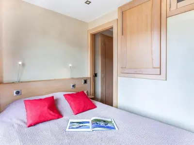 Un ou plusieurs lits dans un hébergement de l'établissement Apartment Le Bec Rouge - Le Lac-9 by Interhome