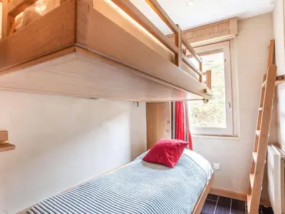 Un ou plusieurs lits dans un hébergement de l'établissement Apartment Le Bec Rouge - Le Lac-9 by Interhome