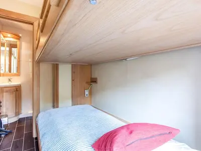 Un ou plusieurs lits dans un hébergement de l'établissement Apartment Le Bec Rouge - Le Lac-9 by Interhome