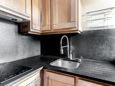 Cuisine ou kitchenette dans l'établissement Apartment Le Bec Rouge - Le Lac-9 by Interhome