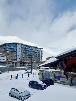 L'établissement Studio Tignes Val claret aux pieds des pistes en hiver