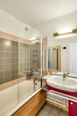 Salle de bains dans l'établissement Résidences quartier Charmettoger - maeva Home - 2 Pièces 5 Personnes Sélection MAE-3657