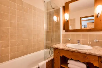 Salle de bains dans l'établissement Résidence Les Arcs 1950 Le Village - maeva Home - 3 Pièces 6 Personnes Prestige - Prince des Cîmes MAE-5948
