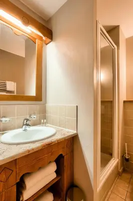 Salle de bains dans l'établissement Résidence Les Arcs 1950 Le Village - maeva Home - 3 Pièces 6 Personnes Prestige - Prince des Cîmes MAE-5948