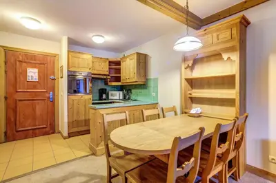 Cuisine ou kitchenette dans l'établissement Résidence Les Arcs 1950 Le Village - maeva Home - Appartement 3 pièces 6 personnes Selection MAE-1630