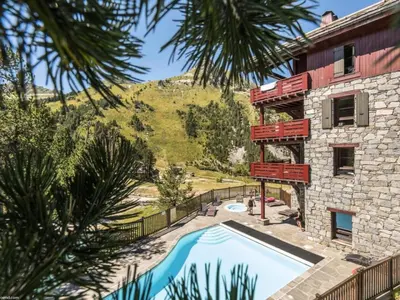 Piscine de l'établissement Résidence Les Arcs 1950 Le Village - maeva Home - Appartement 2 pièces 4 personnes Sélection MAE-4064 ou située à proximité