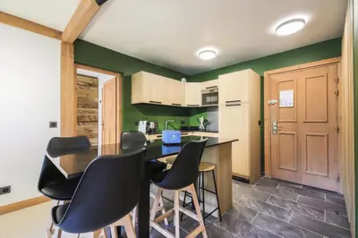 Cuisine ou kitchenette dans l'établissement Résidence Les Arcs 1950 Le Village - maeva Home - 3 Pièces 6 Personnes Exclusive MAE-6150