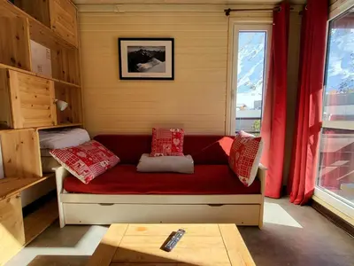 Coin salon dans l'établissement Studio cosy à Tignes, 20m², balcon Sud-Est, vue montagne - FR-1-449-187
