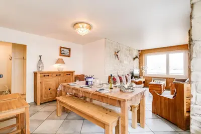 Coin salon dans l'établissement Résidence Le Bec Rouge - Appartement de charme 3 pièces 8 personnes à Tignes au pied des pistes et proche des commerces dans le quartier du Lac. Vue impr MAE-1681