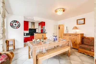 Cuisine ou kitchenette dans l'établissement Résidence Le Bec Rouge - Appartement de charme 3 pièces 8 personnes à Tignes au pied des pistes et proche des commerces dans le quartier du Lac. Vue impr MAE-1681
