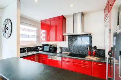 Cuisine ou kitchenette dans l'établissement Résidence Le Bec Rouge - Appartement de charme 3 pièces 8 personnes à Tignes au pied des pistes et proche des commerces dans le quartier du Lac. Vue impr MAE-1681