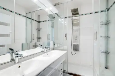 Salle de bains dans l'établissement Résidence Le Bec Rouge - Appartement de charme 3 pièces 8 personnes à Tignes au pied des pistes et proche des commerces dans le quartier du Lac. Vue impr MAE-1681