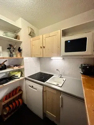 Cuisine ou kitchenette dans l'établissement Résidence Rond-point Des Pistes Iii - Appartement 2 pièces pour 4 personnes situé à Val d’Isère, skis aux pieds et à 500m du centre du village, navettes gratuites au MAE-1798