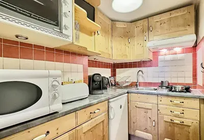 Cuisine ou kitchenette dans l'établissement Résidence Neige Et Soleil - Studio 4 personnes à Tignes au pied des pistes et proche des commerces dans le quartier du Rosset. Studio très bien agencé avec MAE-1806