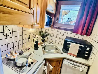 Cuisine ou kitchenette dans l'établissement Résidence Rogoney - Les Bleuets - Studio 3 personnes à Val d'Isère à 300m du centre du village et 100m des pistes MAE-1850
