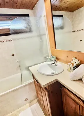 Salle de bains dans l'établissement Résidence Rogoney - Les Bleuets - Studio 3 personnes à Val d'Isère à 300m du centre du village et 100m des pistes MAE-1850