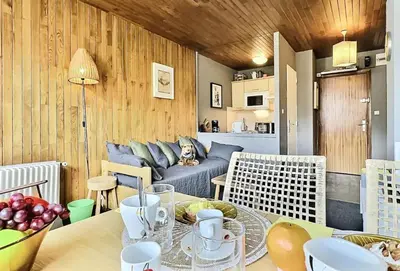 Coin salon dans l'établissement Résidence Lot 300 A Et B - Appartement 2 pièces 4 personnes proche des pistes et des commerces dans le quartier du Lavachet. Situé au 4ème étage d'une rési MAE-1926