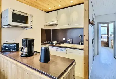 Cuisine ou kitchenette dans l'établissement Résidence Les Roches Rouges A Ou B - Appartement agréable de 4 pièces pour 8 personnes à Tignes proche des commerces et des pistes dans le quartier du Lavachet MAE-1994