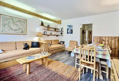 Coin salon dans l'établissement Résidence Le Bec Rouge - Appartement 3 pièces 8 personnes à Tignes ski aux pieds et proche des commerces dans le quartier du Lac. Grand espace de vie, cu MAE-2001