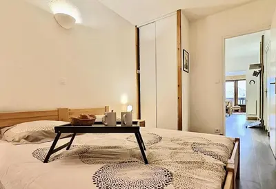 Un ou plusieurs lits dans un hébergement de l'établissement Résidence Le Bec Rouge - Appartement 3 pièces 8 personnes à Tignes ski aux pieds et proche des commerces dans le quartier du Lac. Grand espace de vie, cu MAE-2001