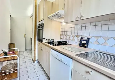 Cuisine ou kitchenette dans l'établissement Résidence Le Bec Rouge - Appartement 3 pièces 8 personnes à Tignes ski aux pieds et proche des commerces dans le quartier du Lac. Grand espace de vie, cu MAE-2001