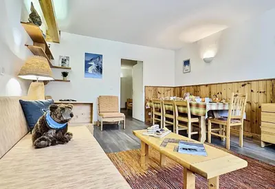 Coin salon dans l'établissement Résidence Le Bec Rouge - Appartement 3 pièces 8 personnes à Tignes ski aux pieds et proche des commerces dans le quartier du Lac. Grand espace de vie, cu MAE-2001