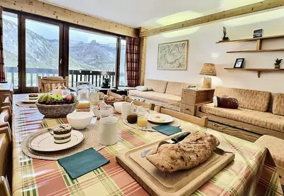 Coin salon dans l'établissement Résidence Le Bec Rouge - Appartement 3 pièces 8 personnes à Tignes ski aux pieds et proche des commerces dans le quartier du Lac. Grand espace de vie, cu MAE-2001